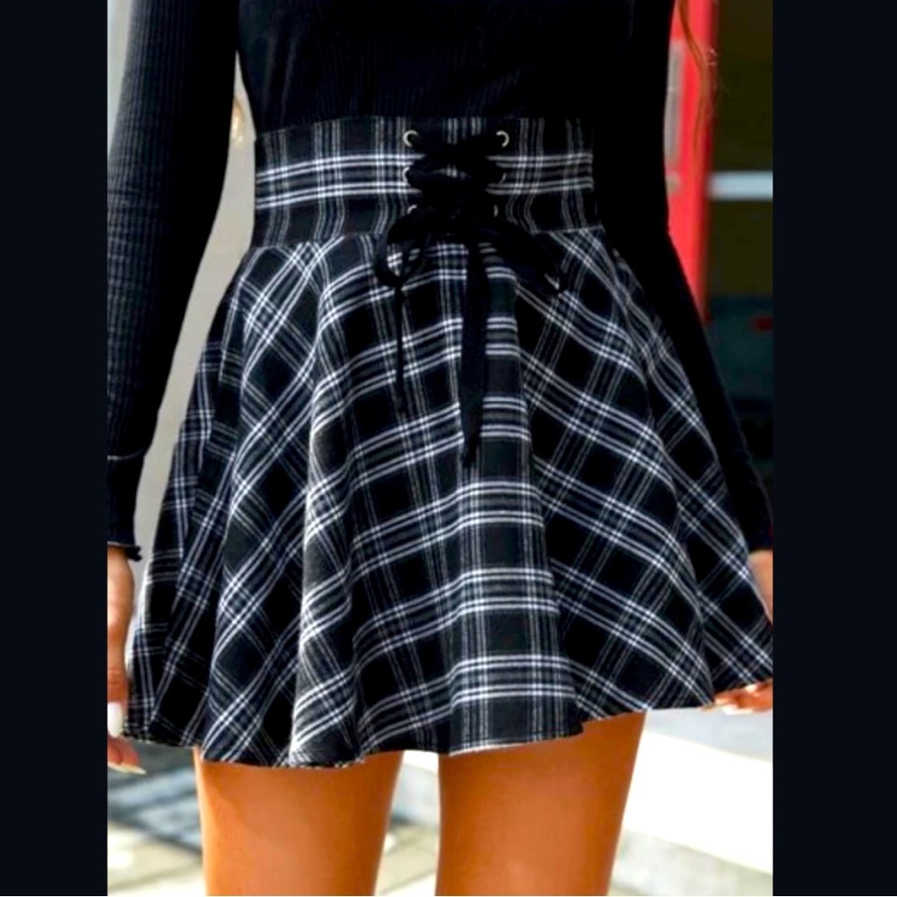 PLAID MINI SKIRT | Black and White Faux Corset Lace-Up Waist | Women’s Size 4 - Picture 4 of 15